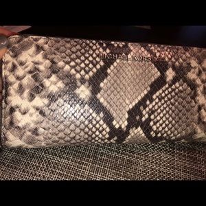 Michael Kors Xlarge wallet/wristlet